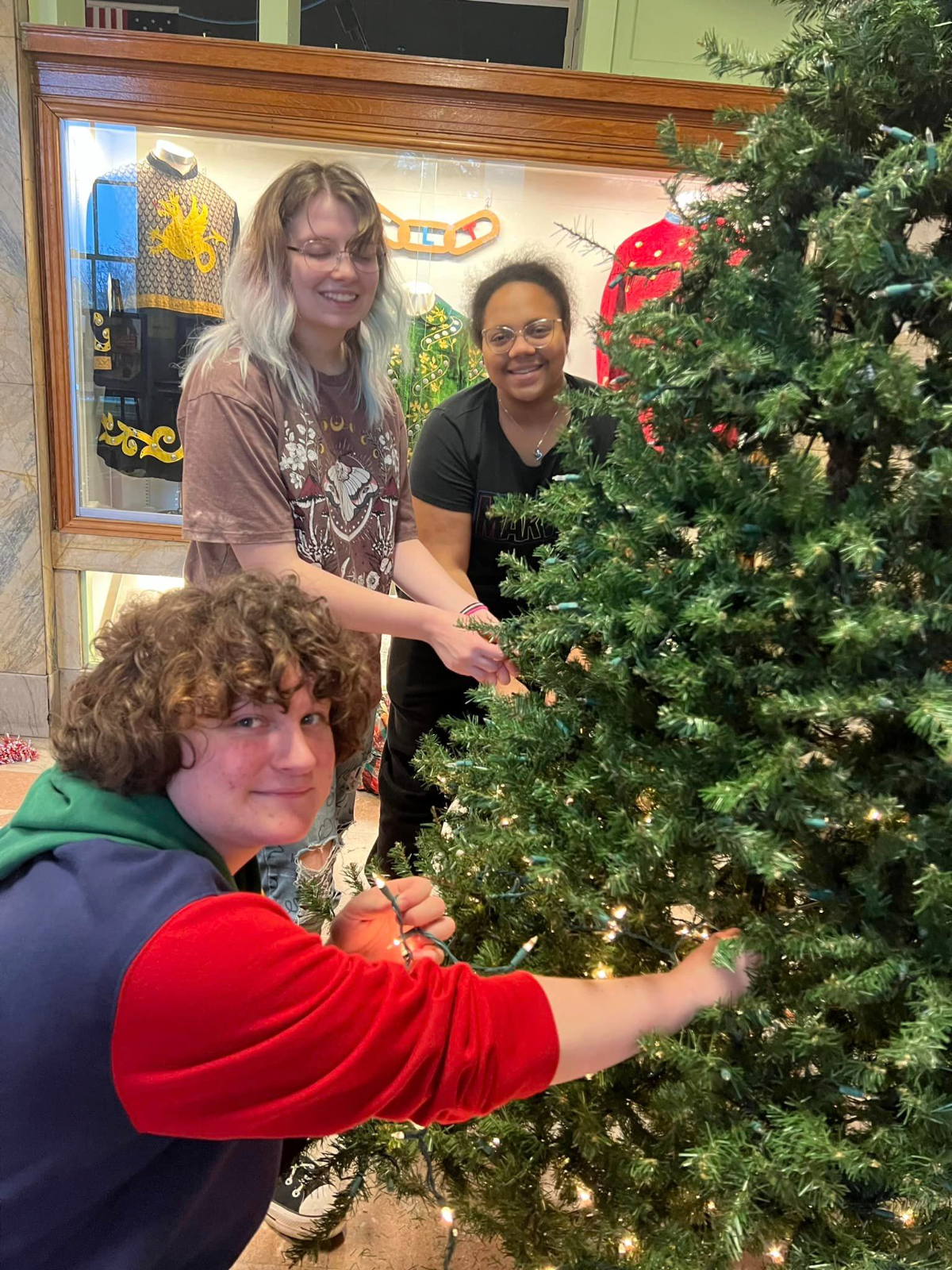 “Heartfelt Thanks”: CCHS Art Club Officers for Spreading Holiday Cheer to the Museum of Historic Hopkinsville “Heartfelt Thanks”: CCHS Art Club Officers for Spreading Holiday Cheer to the Museum of Historic Hopkinsville